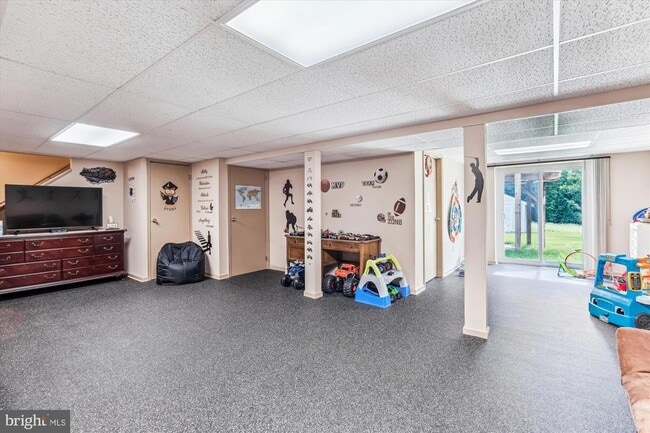 Building Photo - 10902 Valley Brook Dr
