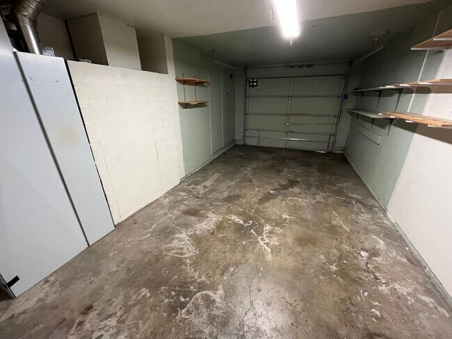 Building Photo - 2 Bed/1 Bath Duplex with Single Car Garage...