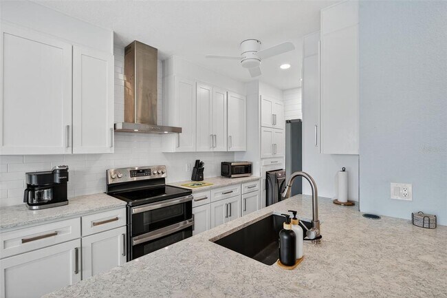 Building Photo - 210 3rd St W