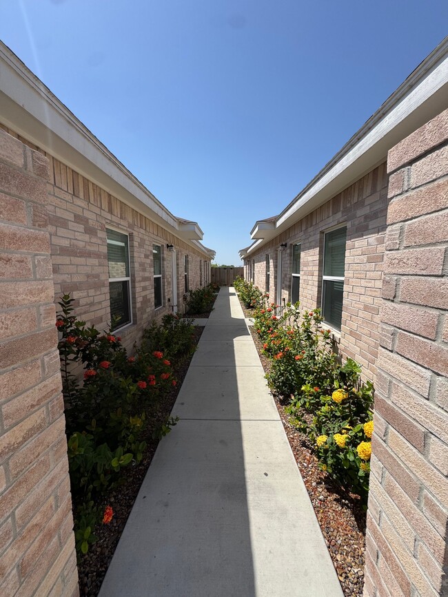 Building Photo - 909 W Kohala Ave