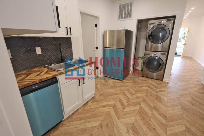 Building Photo - 910 Harriet St