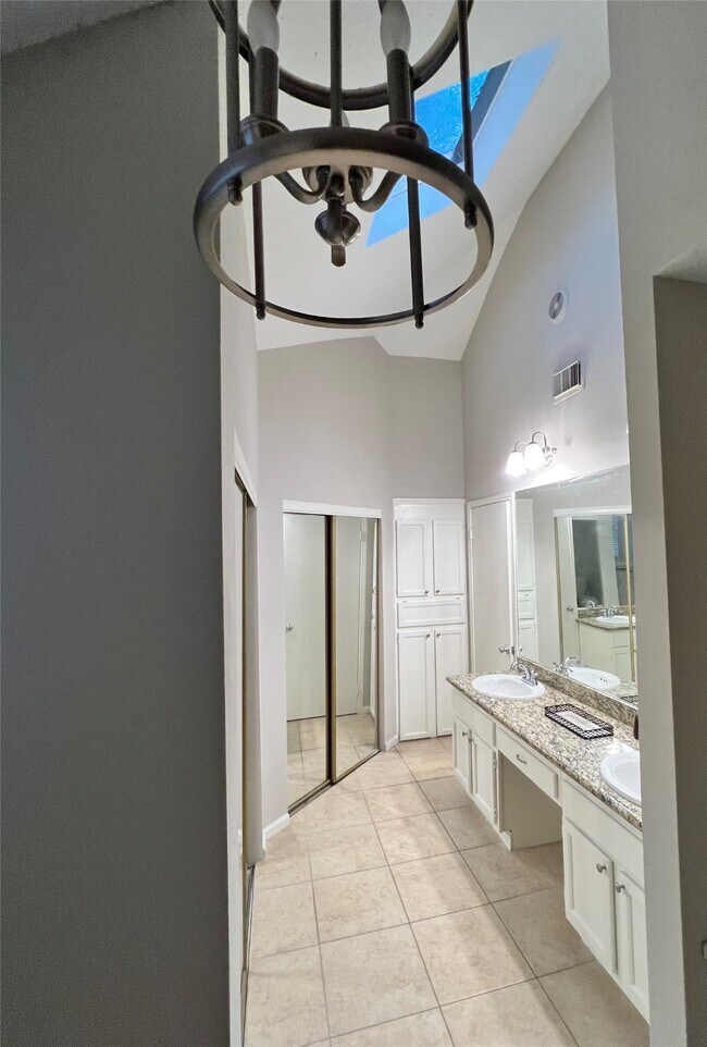 Building Photo - 5 Spurwood Ct