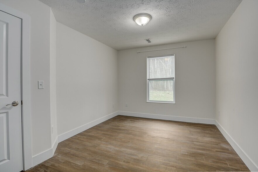 Building Photo - 702 Courtyard Ln