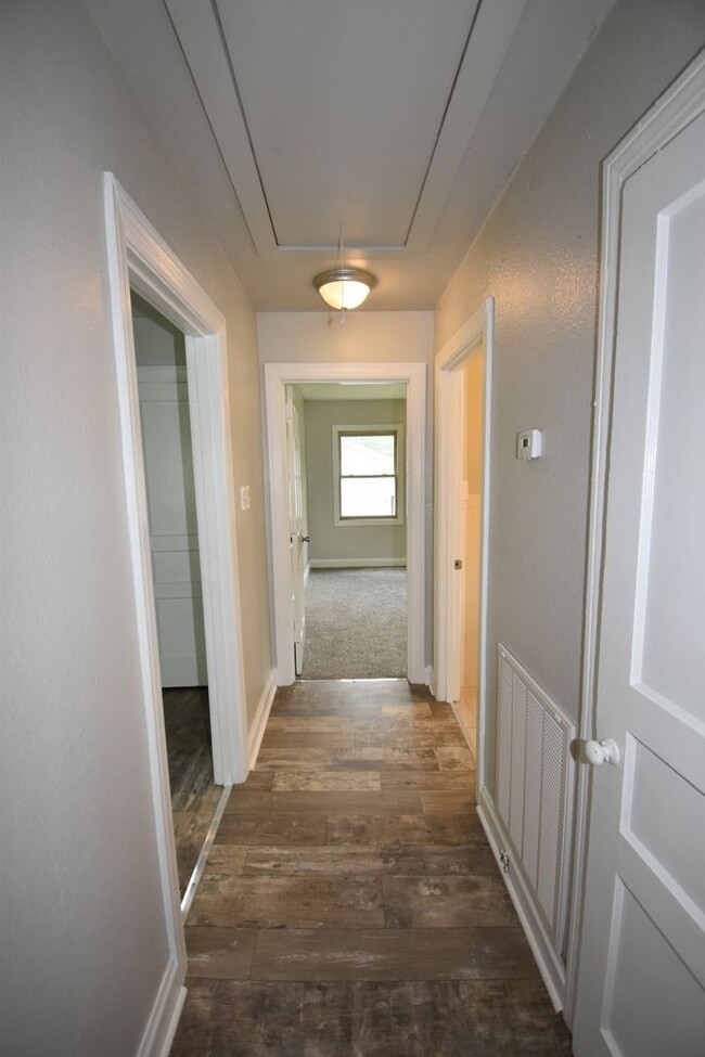 Building Photo - Renovated 2 Bedroom Pet Friendly Home For Rent!