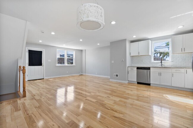 Building Photo - Wow! South Philly Modern 3 Bed 2 Bath Home! Yard! Central Air! W/D! H/W Floors! Gorgeous!