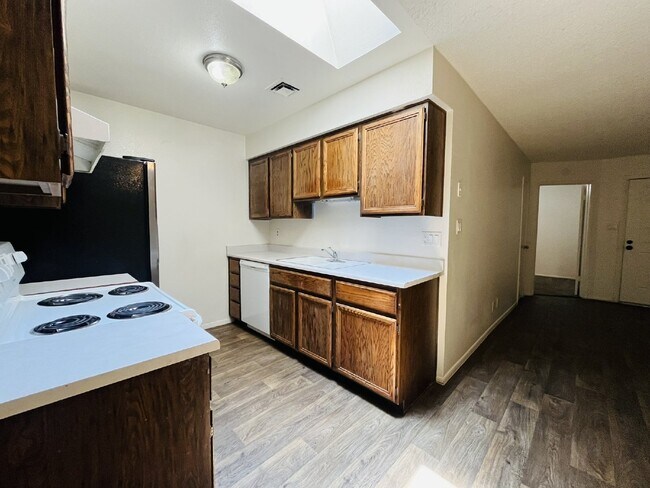 Building Photo - Charming 2-Bedroom, 2-Bathroom Condo for Rent in Maryvale!