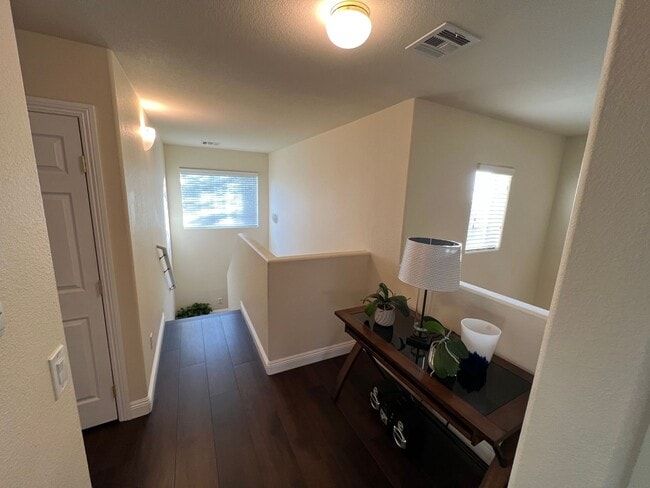 Building Photo - SOUTHERN HIGHLANDS! 3BD/2.5BA FURNISHED!