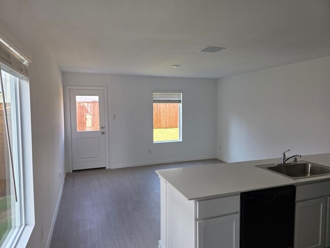 Building Photo - "Feel Right at Home – Modern 3 Bed, 2.5 Ba...
