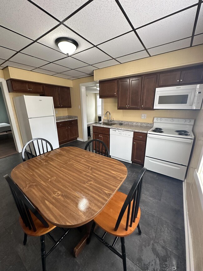 Building Photo - 906 Gompers Ave