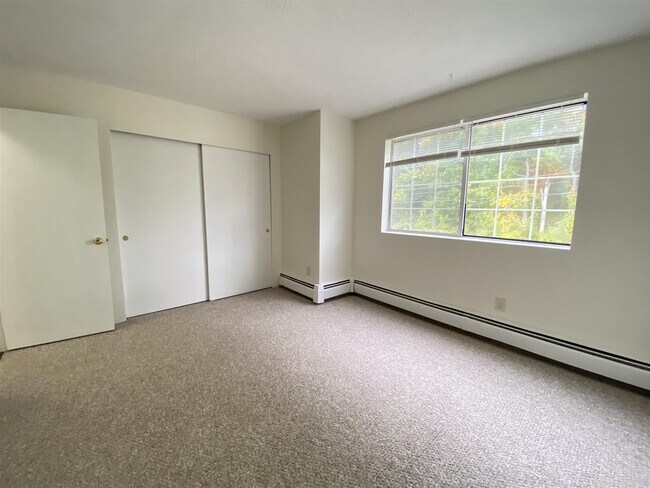 Building Photo - 385 Huse Rd