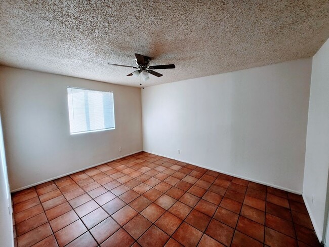 Building Photo - 827 E Hazel Dr