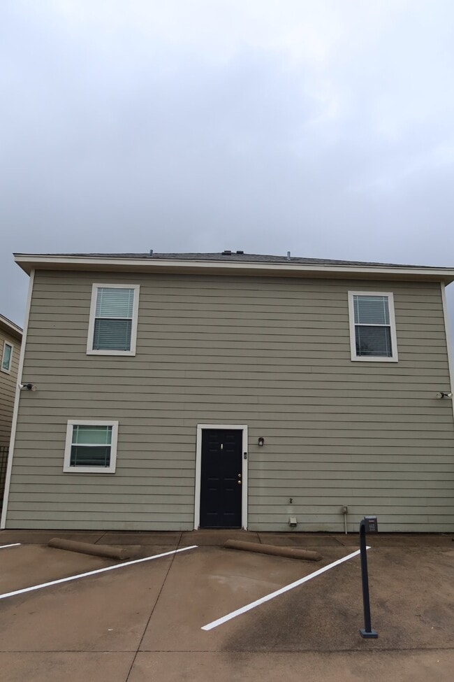 Building Photo - Now Pre-Leasing for Fall 2026–Spring 2027!