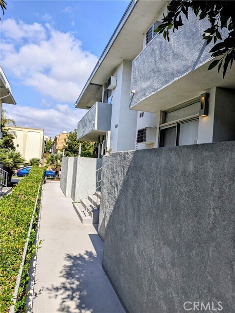 Building Photo - 11942 Darlington Ave