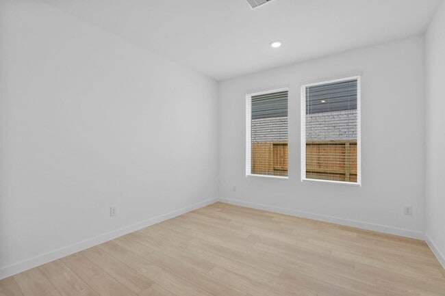 Building Photo - 2716 Pne Blf Dr