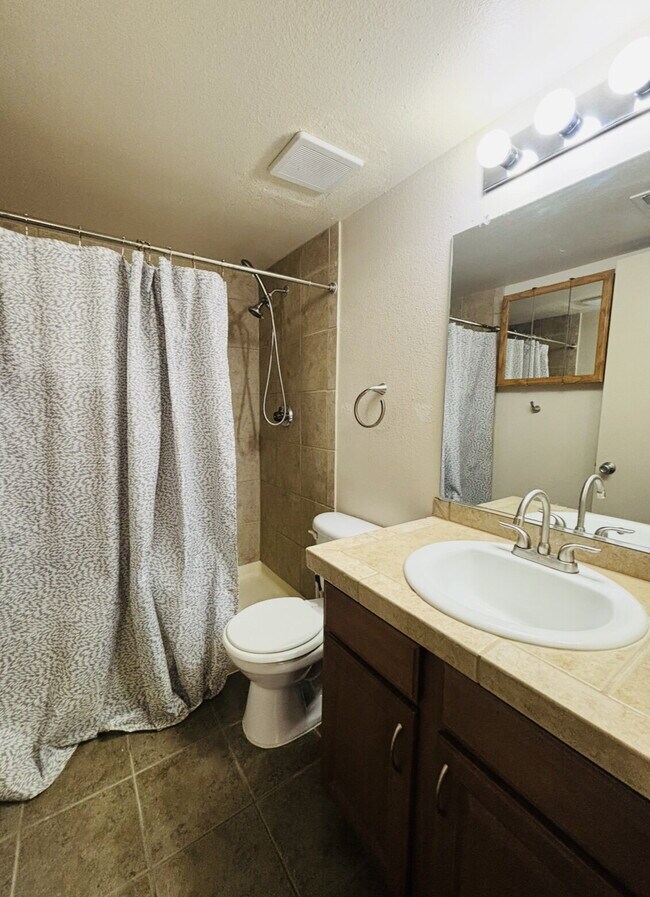Building Photo - "Cozy 2-Bed 2 bath Condo with Full Furnish...