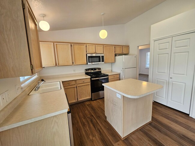 Building Photo - Beautifully Remodeled 4 Bed / 2 Bath Home in Stansbury Park