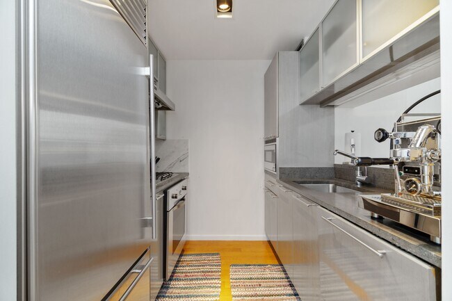 Building Photo - 200 Chambers St