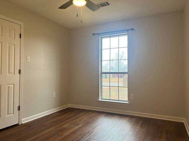 Building Photo - 1505 Hathaway Dr