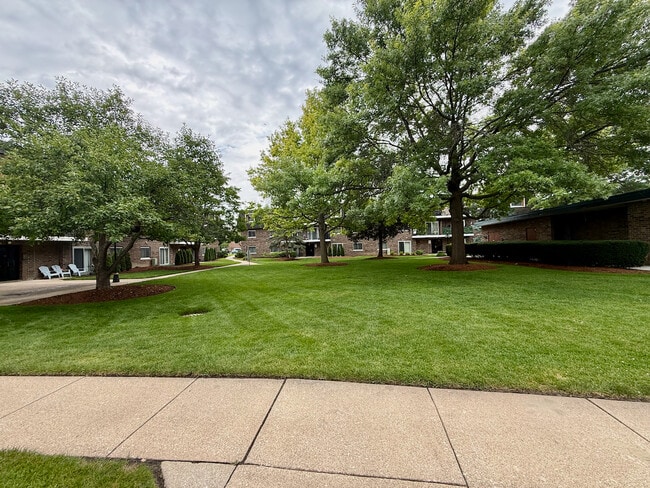 Building Photo - 3851 N Parkway Dr