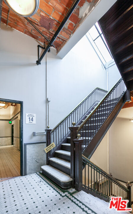 Building Photo - 215 W 7th St