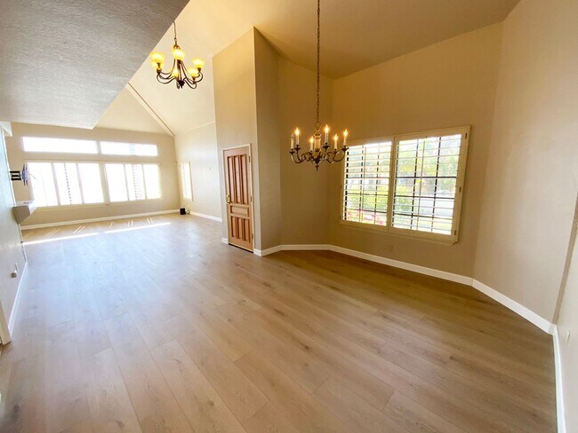 Building Photo - Townhouse with Bay Views!