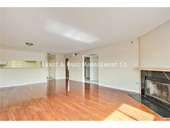 Building Photo - Beautiful Third Floor Condo with City Views!