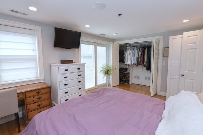 Building Photo - 21 Main St