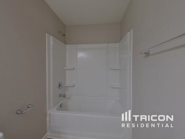 Building Photo - 1401 Waylon Ave