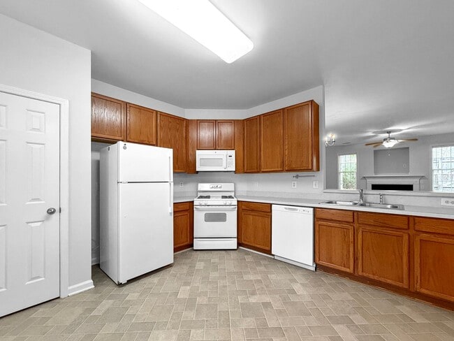 Building Photo - 50 %Off Rent!!!! Beautiful Townhome, Fenced-in Patio, Pet Friendly!