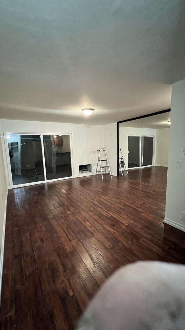 living space, wood floors - 525 S Ardmore Ave