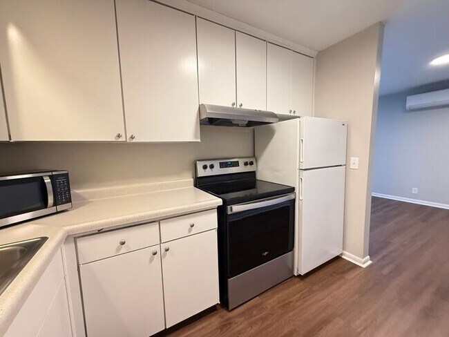 Building Photo - 2 Bedroom Unit was recently renovated. Live walking distance from the downtown square or steps fr...