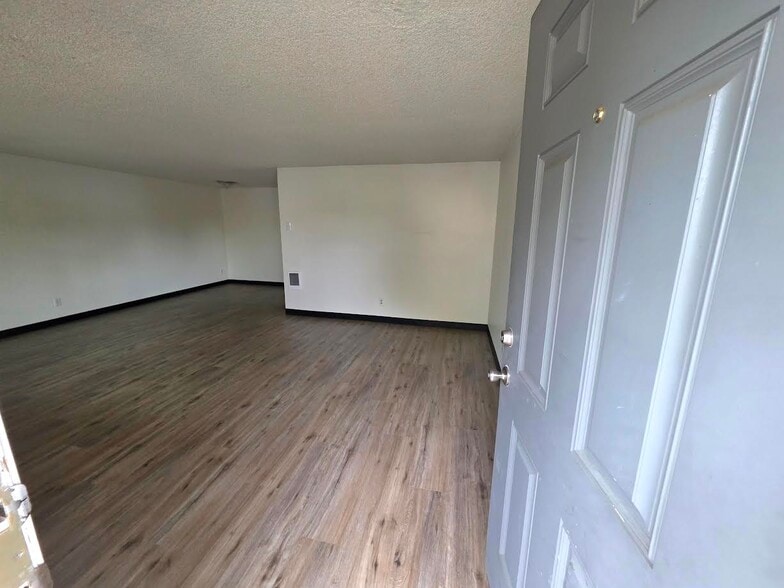 Building Photo - 256 Powell St E