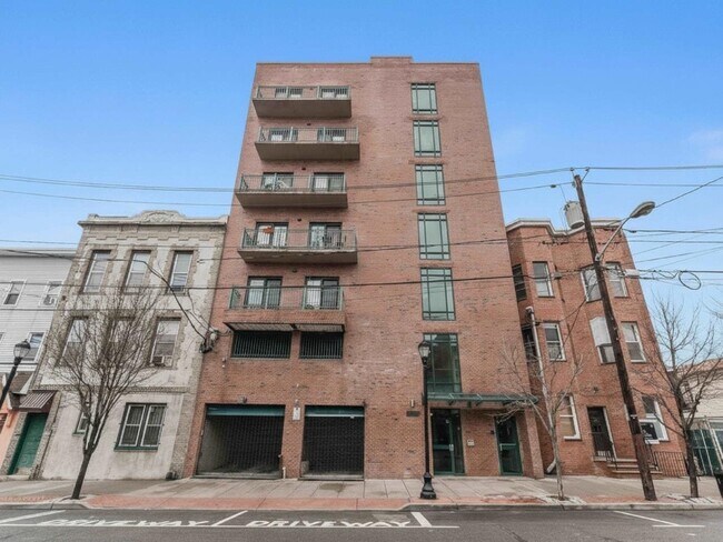 Building Photo - 605 New York Ave