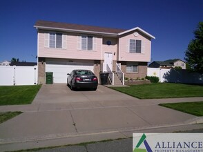 Building Photo - Move-In Ready 5-Bed with Garage, Yard & Up...