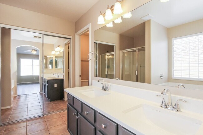 Building Photo - 15316 W Laurel Ln