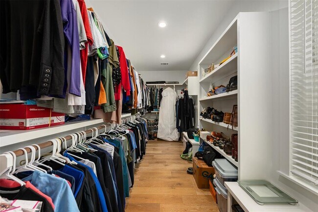 Building Photo - 510 E 7th St