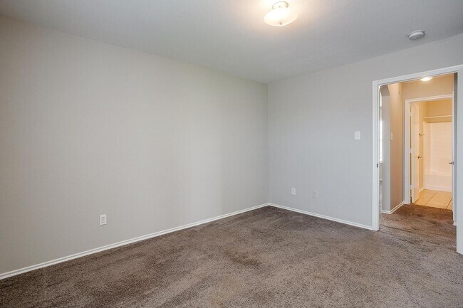 Building Photo - Large 4 Bedroom 3.5 Bathroom- Eagle Mounta...
