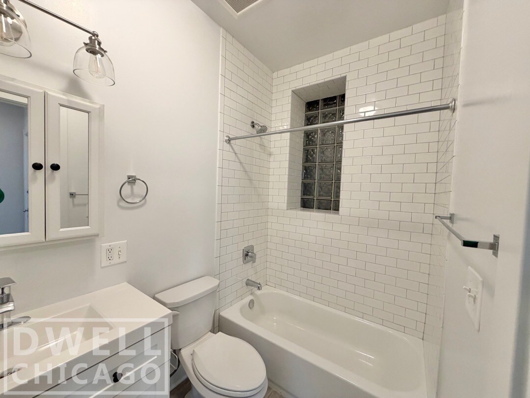 Building Photo - 3409 W Fullerton Ave