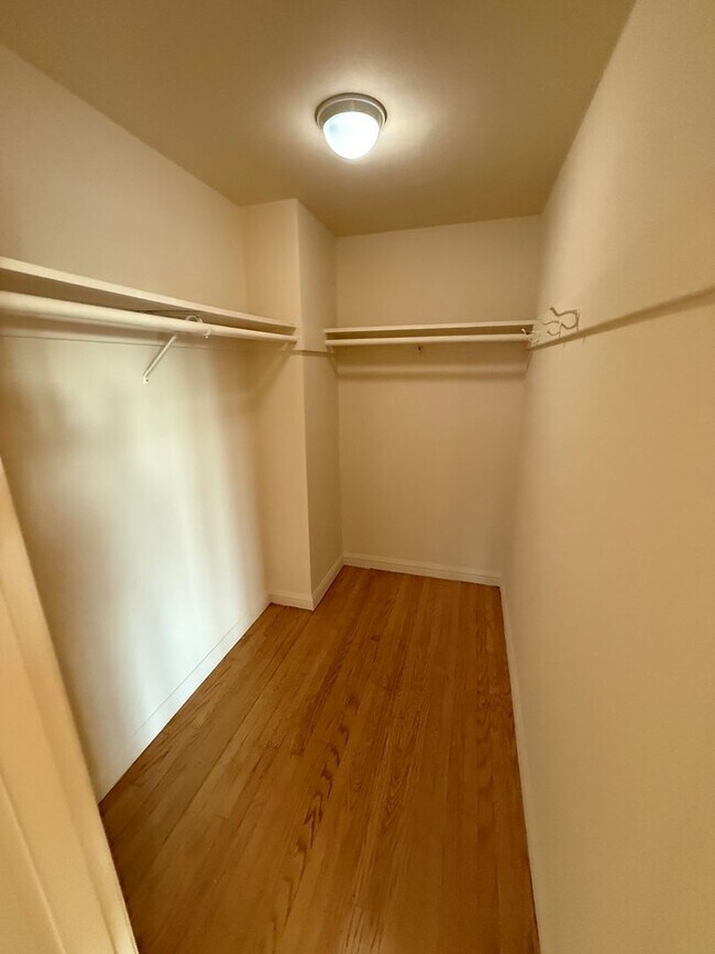 Building Photo - 700