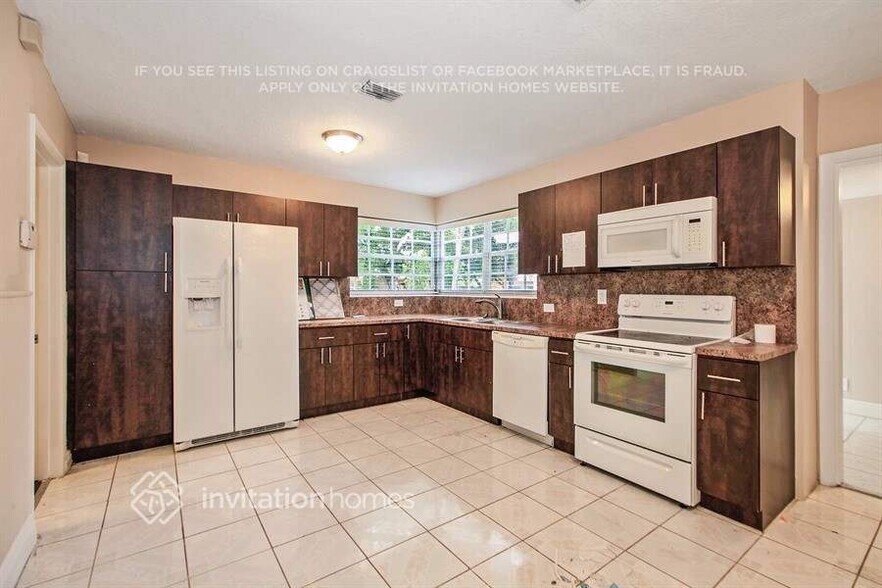 Building Photo - 200 SW 65th Way