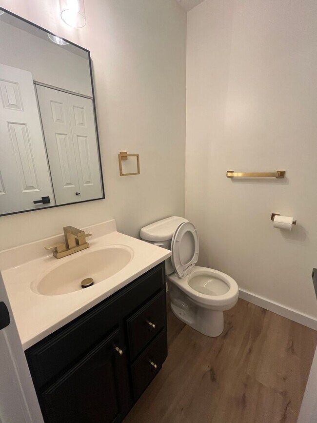 Building Photo - Nice Recently Renovated 3 Bedroom Duplex i...