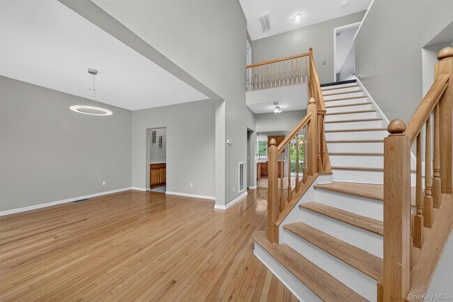 Building Photo - 5 Oldwyck Crescent