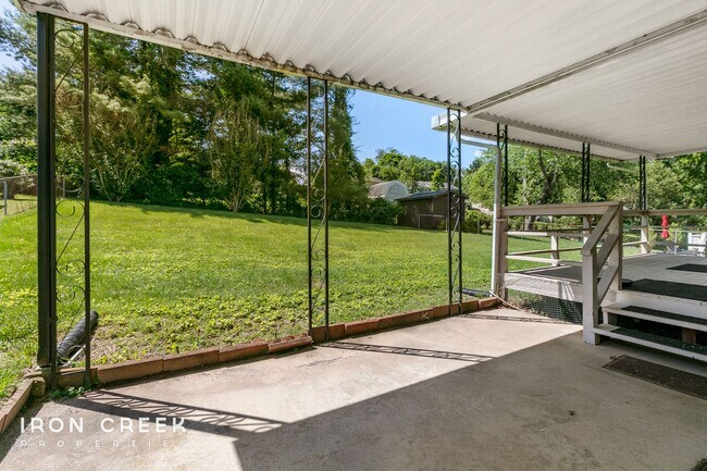 Building Photo - Beautiful Two-Bedroom with Fenced Yard in ...