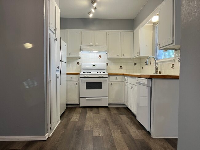 Building Photo - 6700 N Meridian Ave