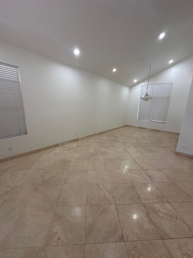 Building Photo - Gorgeous 4 bedroom Scottsdale home with POOL and 3 car garage