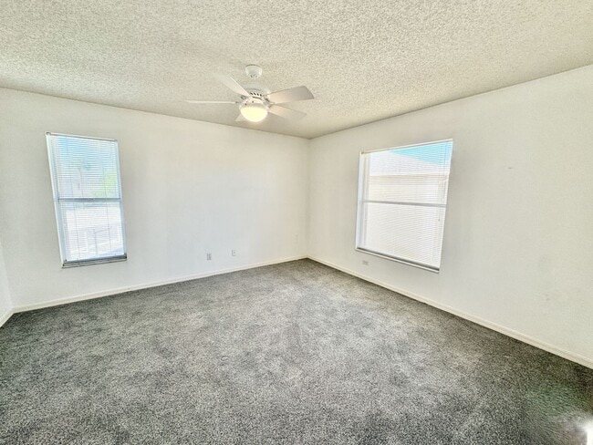 Building Photo - ** NEWCASTLE ** BERKSHIRE LAKES ** 3 BED /...