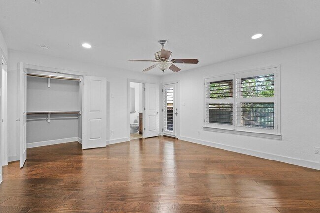 Building Photo - 6533 E Hill Dr
