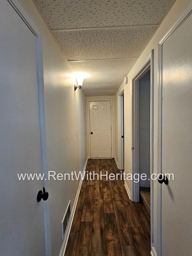 Building Photo - Amazing 4 Bedroom/ 2 Bath Home / Bonus Roo...