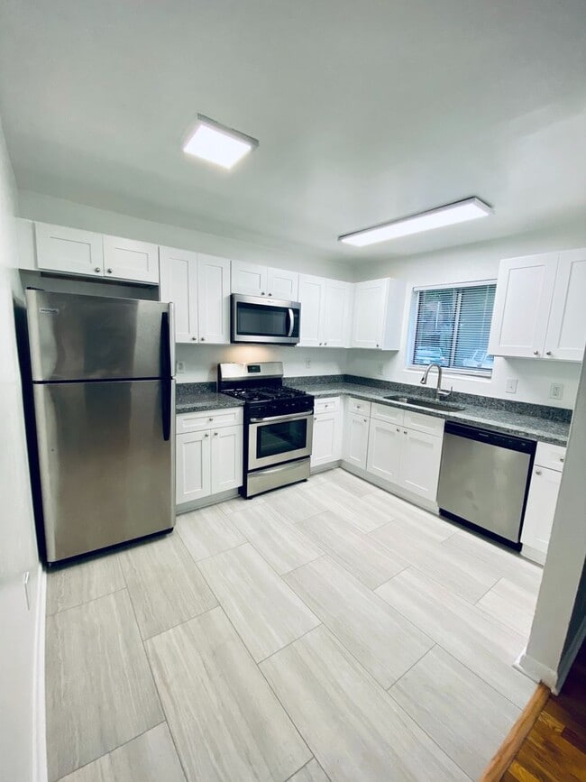 Interior Photo - 1570 Memorial Drive