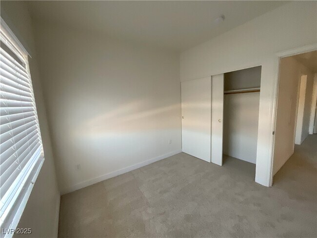 Building Photo - 3400 Cabana Dr
